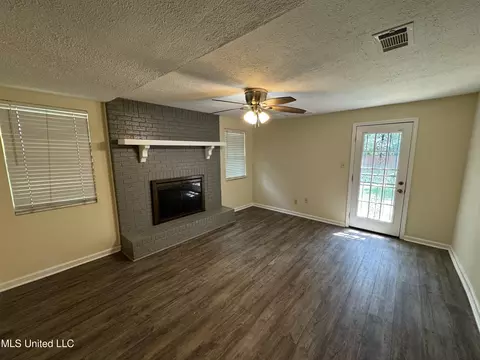 Living - 255 Camero Dr, Jackson, MS 39206 photo 4 of 4