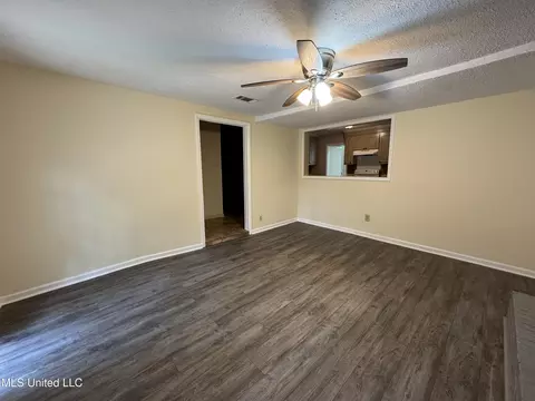 Living - 255 Camero Dr, Jackson, MS 39206 photo 2 of 4