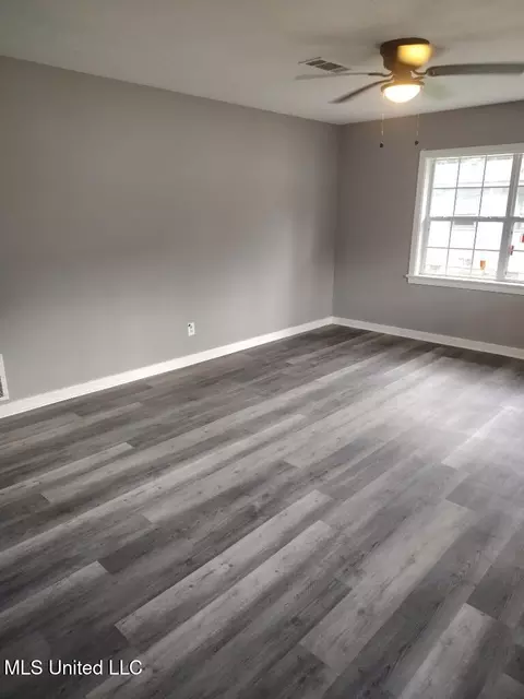 Living - 134 Wacker Dr, Jackson, MS 39206 photo 2 of 2