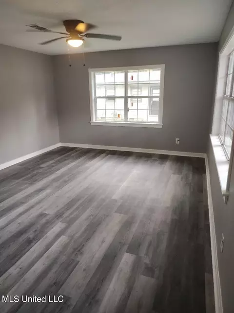 Living - 134 Wacker Dr, Jackson, MS 39206 photo 1 of 2
