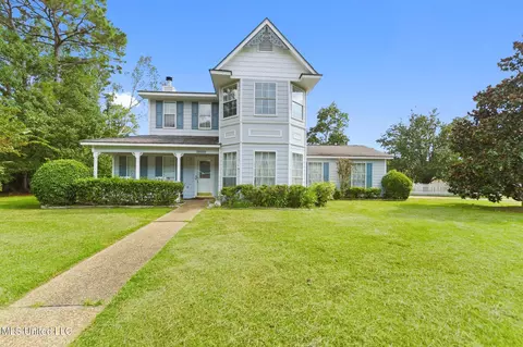 10100 Iroquois Ave, Ocean Springs, MS 39564