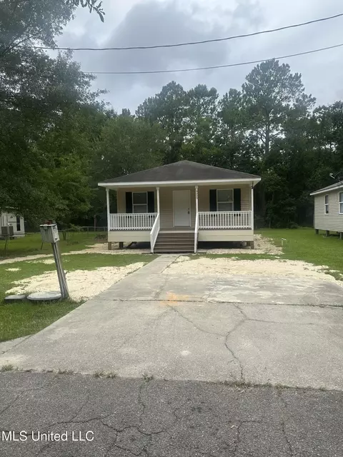 6029 W Hinds St, Bay Saint Louis, MS 39520