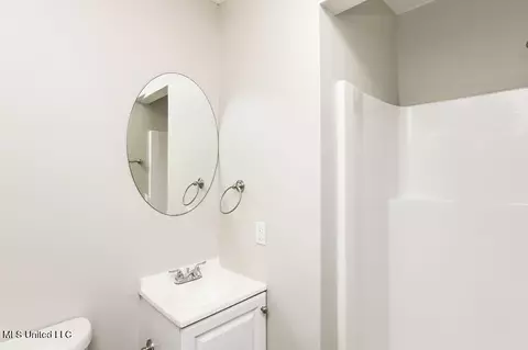 Bath - 811 Fairfax Cir, Jackson, MS 39211 photo 2 of 2