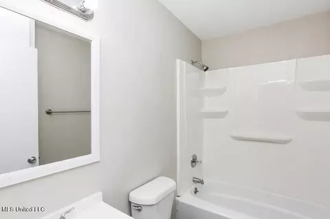 Bath - 811 Fairfax Cir, Jackson, MS 39211 photo 1 of 2