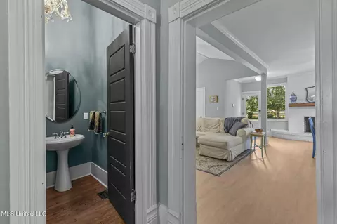 Entry Way - 818 Cannon Ave, Bentonia, MS 39040 photo 3 of 11