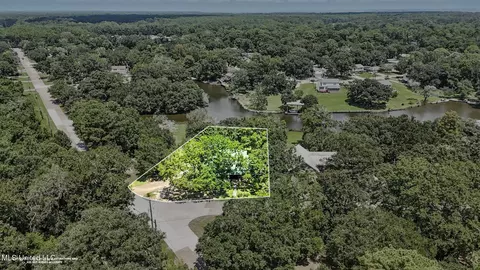 1526 Oldfield Dr, Gautier, MS 39553