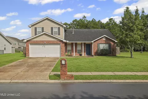 26 Lakeview Dr, Ocean Springs, MS 39564