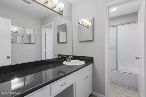 Bath - 5359 Reddoch Dr, Jackson, MS 39211 photo 1 of 2