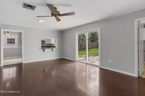 Living - 5359 Reddoch Dr, Jackson, MS 39211 photo 6 of 6