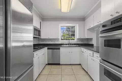 Kitchen - 5359 Reddoch Dr, Jackson, MS 39211 photo 2 of 4
