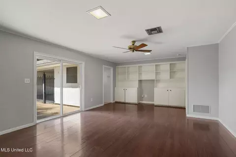 Living - 5359 Reddoch Dr, Jackson, MS 39211 photo 5 of 6