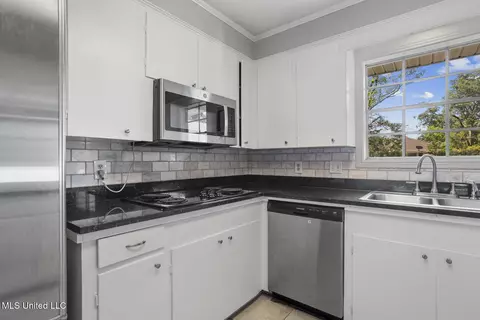 Kitchen - 5359 Reddoch Dr, Jackson, MS 39211 photo 3 of 4