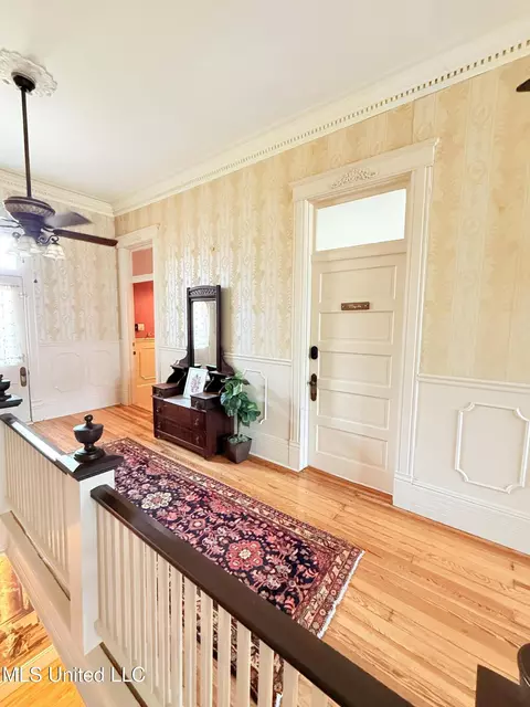 Entry Way - 433 S Main St, Grenada, MS 38901 photo 11 of 17