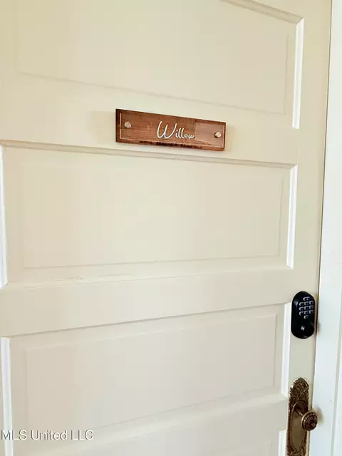 Entry Way - 433 S Main St, Grenada, MS 38901 photo 12 of 17