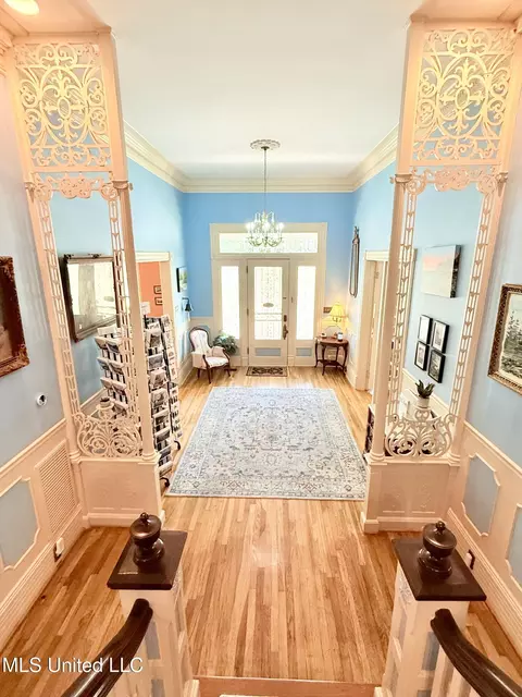 Entry Way - 433 S Main St, Grenada, MS 38901 photo 8 of 17