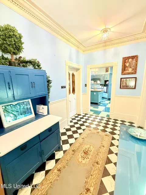 Entry Way - 433 S Main St, Grenada, MS 38901 photo 3 of 17
