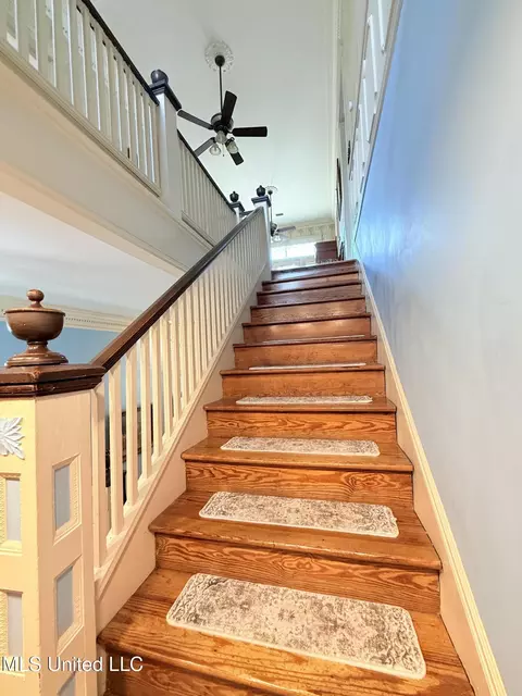 Entry Way - 433 S Main St, Grenada, MS 38901 photo 9 of 17