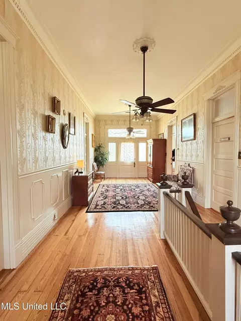 Entry Way - 433 S Main St, Grenada, MS 38901 photo 13 of 17
