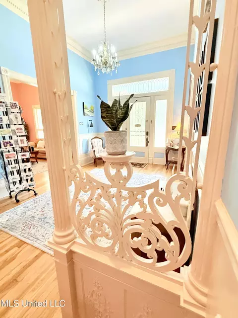 Entry Way - 433 S Main St, Grenada, MS 38901 photo 5 of 17