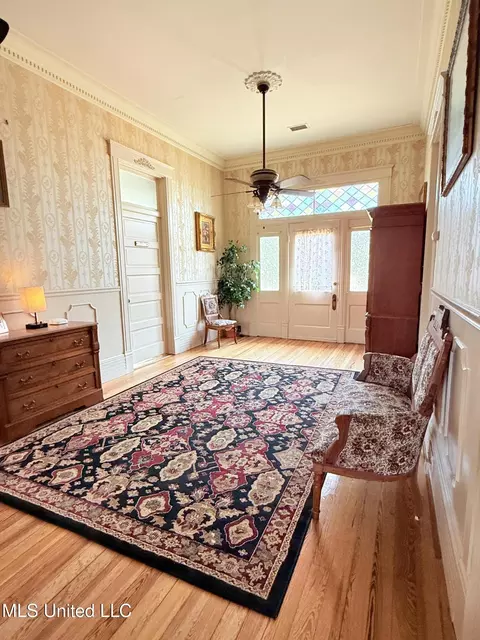 Entry Way - 433 S Main St, Grenada, MS 38901 photo 10 of 17