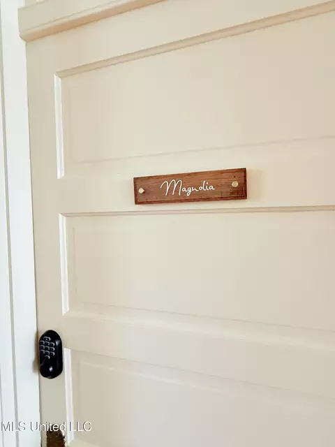 Entry Way - 433 S Main St, Grenada, MS 38901 photo 15 of 17