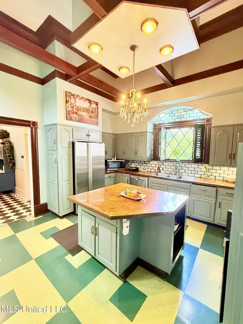 Kitchen - 433 S Main St, Grenada, MS 38901 photo 3 of 7