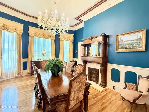Dining - 433 S Main St, Grenada, MS 38901 photo 2 of 3