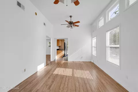 Living - 512 Peyton Dr, Biloxi, MS 39530 photo 2 of 4