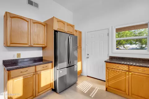 Kitchen - 512 Peyton Dr, Biloxi, MS 39530 photo 3 of 4