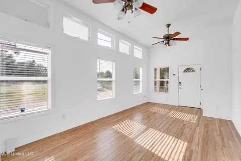 Living - 512 Peyton Dr, Biloxi, MS 39530 photo 4 of 4