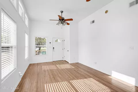 Living - 512 Peyton Dr, Biloxi, MS 39530 photo 3 of 4