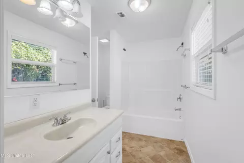 Bath - 512 Peyton Dr, Biloxi, MS 39530 photo 1 of 2