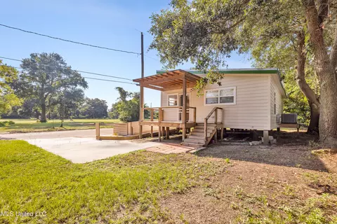 Exterior - 512 Peyton Dr, Biloxi, MS 39530 photo 5 of 7