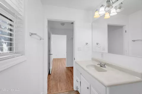 Bath - 512 Peyton Dr, Biloxi, MS 39530 photo 2 of 2