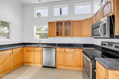 Kitchen - 512 Peyton Dr, Biloxi, MS 39530 photo 2 of 4