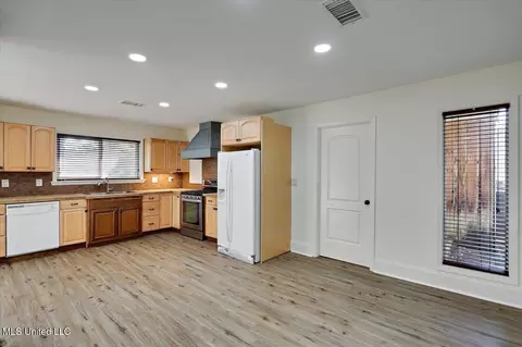 Kitchen - 249 Lancaster Ct, Brandon, MS 39047 photo 4 of 4
