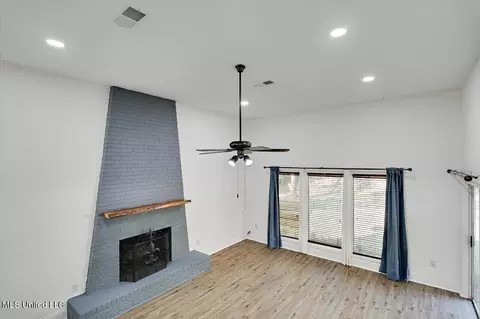 Living - 249 Lancaster Ct, Brandon, MS 39047 photo 2 of 6