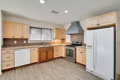 Kitchen - 249 Lancaster Ct, Brandon, MS 39047 photo 2 of 4