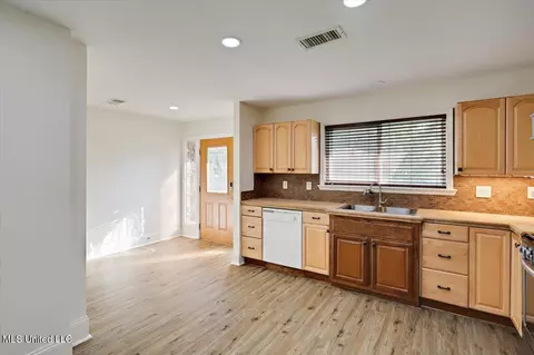 Kitchen - 249 Lancaster Ct, Brandon, MS 39047 photo 3 of 4