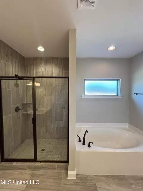 Bath - 204 Eagle View Dr, Senatobia, MS 38668 photo 6 of 11