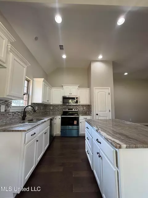 Kitchen - 204 Eagle View Dr, Senatobia, MS 38668 photo 2 of 2