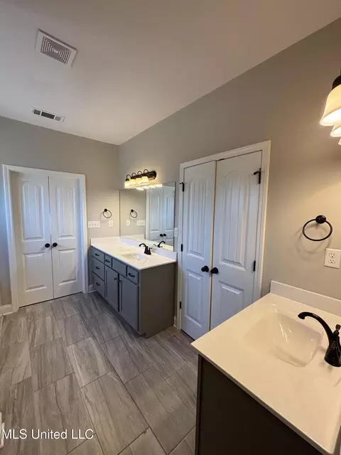 Bath - 204 Eagle View Dr, Senatobia, MS 38668 photo 5 of 11