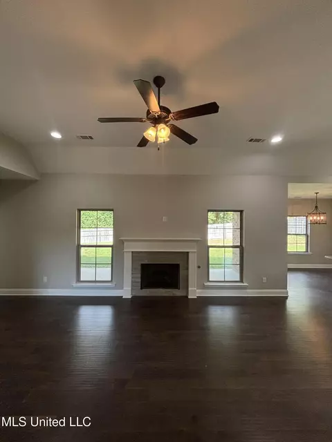 Living - 204 Eagle View Dr, Senatobia, MS 38668 photo 1 of 2