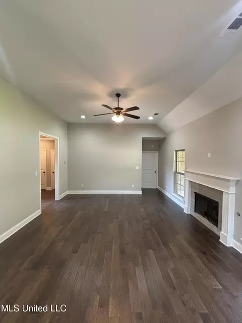 Living - 204 Eagle View Dr, Senatobia, MS 38668 photo 2 of 2