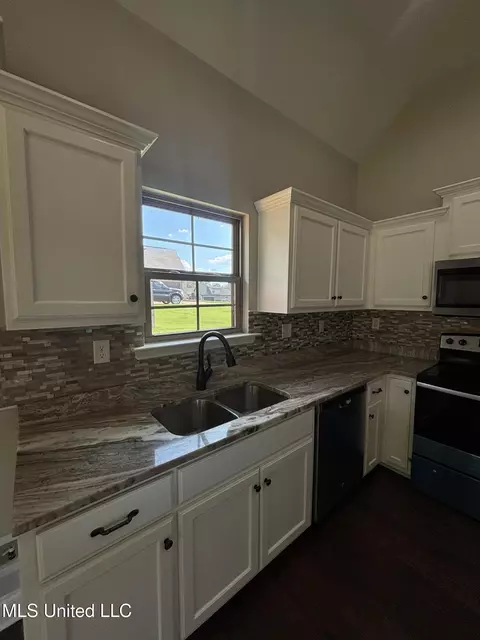 Kitchen - 204 Eagle View Dr, Senatobia, MS 38668 photo 1 of 2