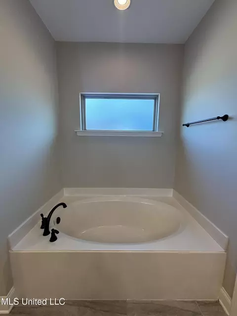 Bath - 204 Eagle View Dr, Senatobia, MS 38668 photo 4 of 11