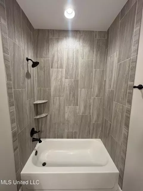 Bath - 204 Eagle View Dr, Senatobia, MS 38668 photo 8 of 11