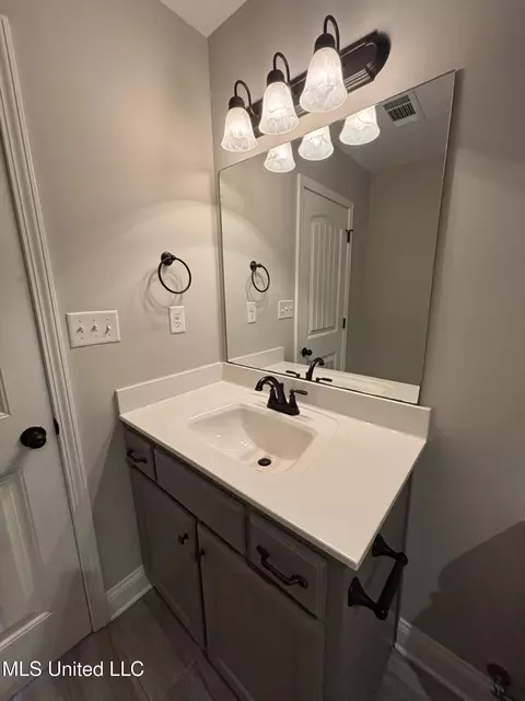 Bath - 204 Eagle View Dr, Senatobia, MS 38668 photo 9 of 11