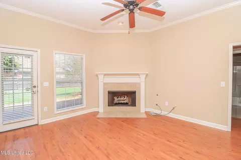 Living - 900 Glen Cv, Madison, MS 39110 photo 3 of 4