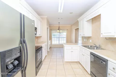 Kitchen - 900 Glen Cv, Madison, MS 39110 photo 2 of 4